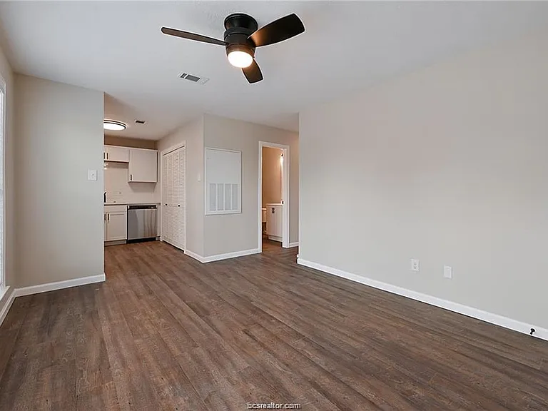 403 Manuel Dr #D — Photo 2
