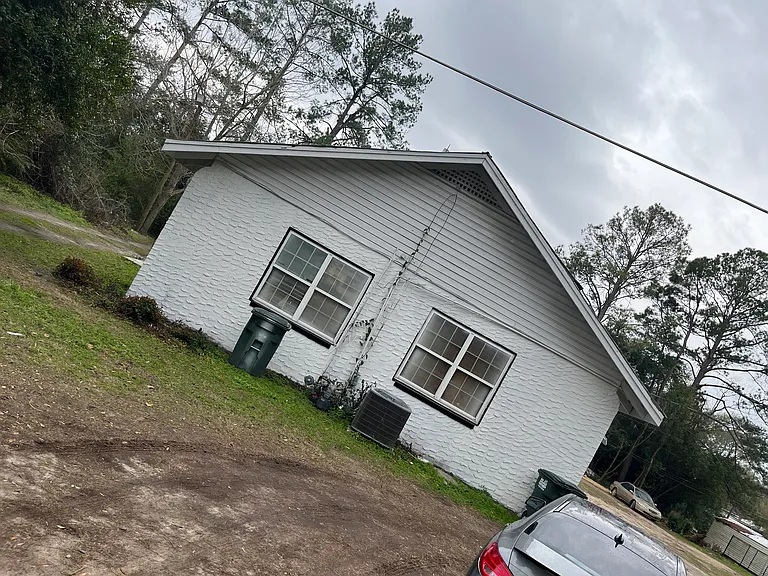405 E Davis St — Photo 1