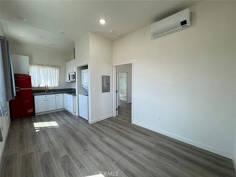 209 1/2 N Serrano Ave — Photo 6