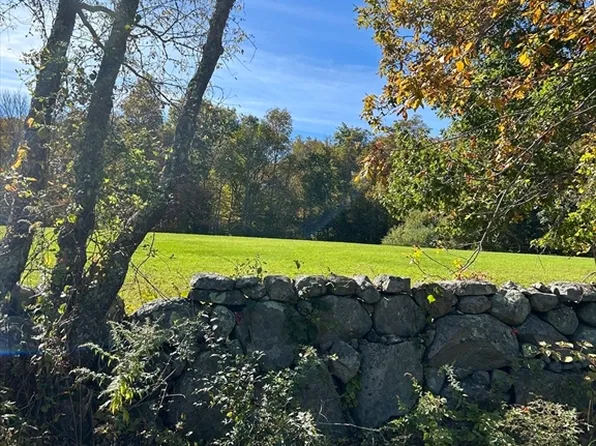 8 Strawberry Ln, Westport, MA 02790