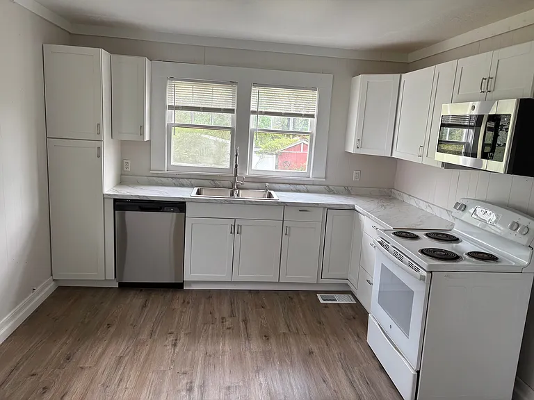 1030 Wilson St — Photo 11
