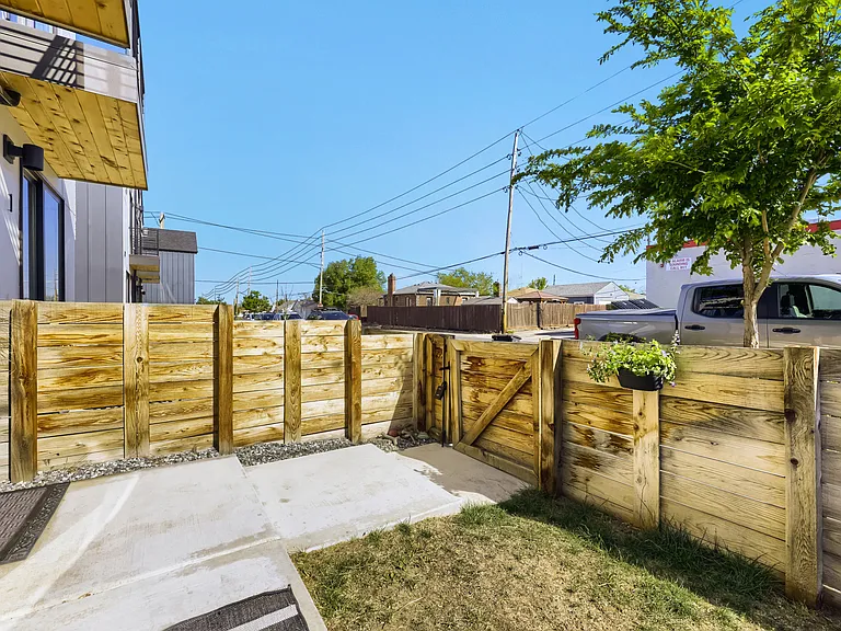 1923 W Elk Pl #2 — Photo 20