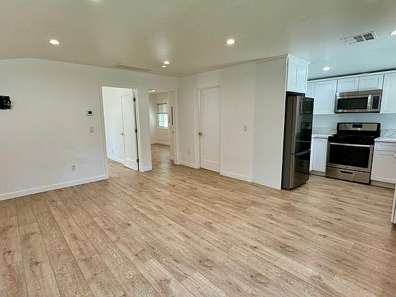 4th image of 6843 Hanna Ave
