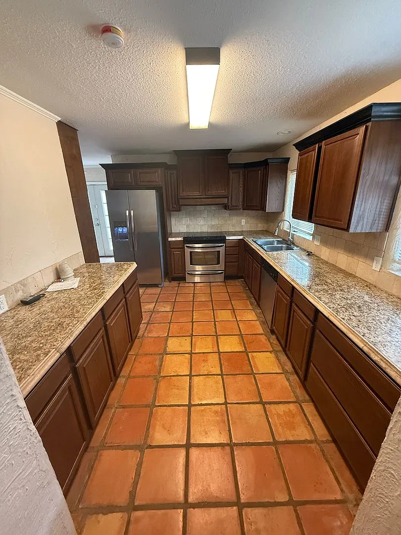 Available NOW! 5 Bedroom 2 bath in Tech Terrace! — Photo 2