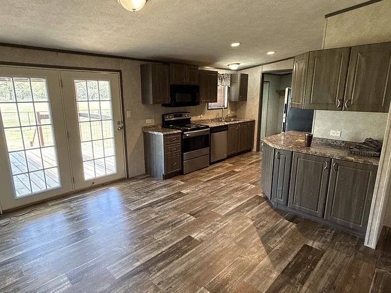 894 FM 1395 — Photo 13