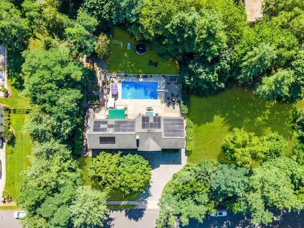 4 Crestview Court, Farmingdale, NJ 07727