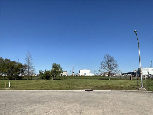 1963 Squirewood Dr E, Harvey, LA 70058