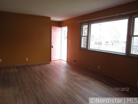 4th image of 1422 Sandhurst Drive E