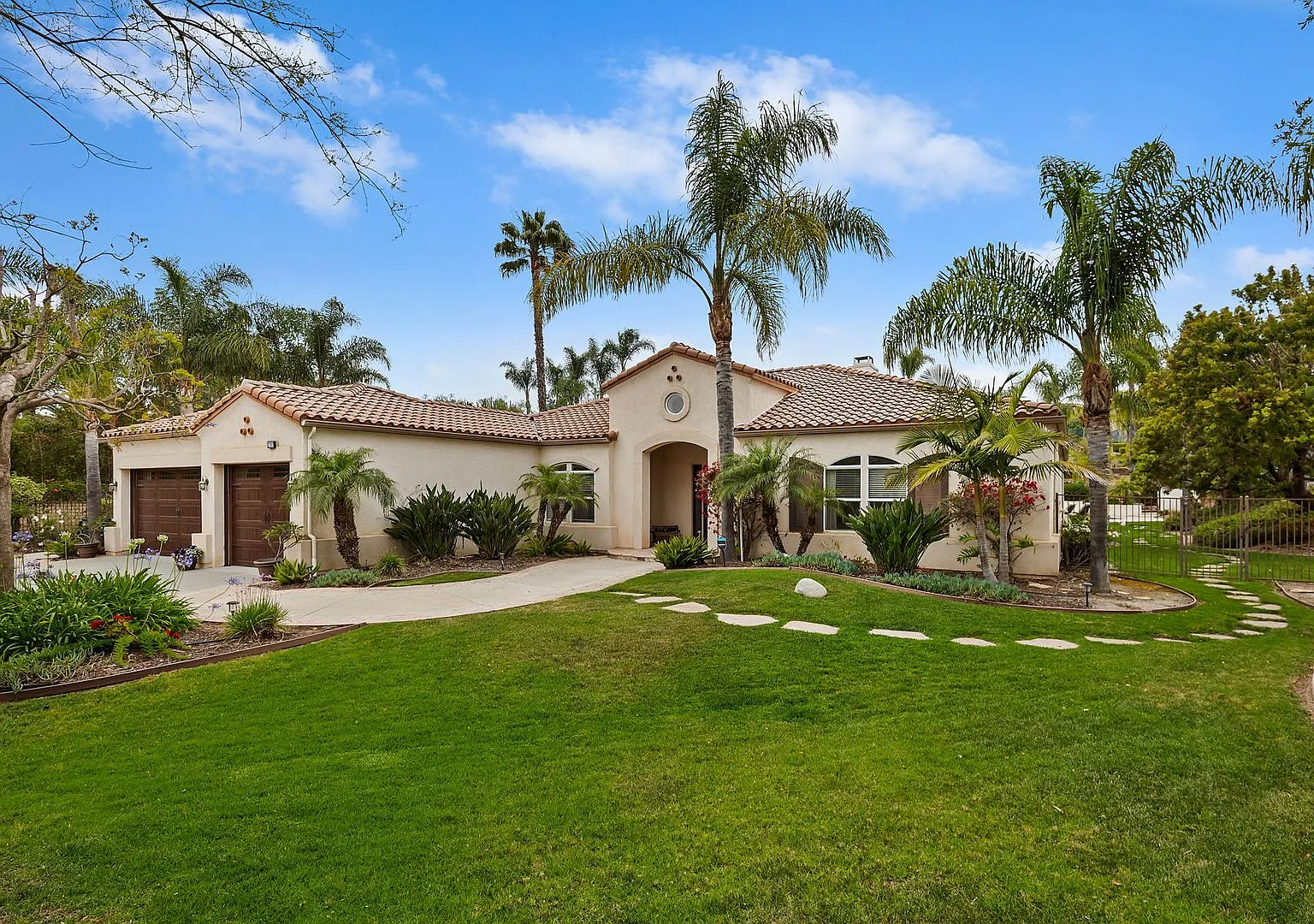 Beautiful 4- Bedroom House in Camarillo! — Photo 1