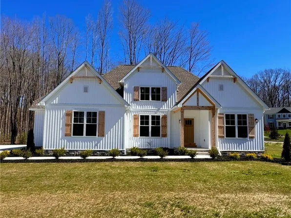 13010 E Point Dr, Mantua, OH 44255