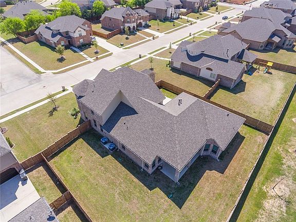 3rd image of 517 Silver Chase Dr