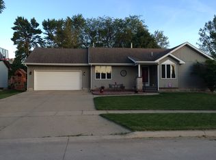 1222 Ridgewood Dr, Le Mars, IA 51031