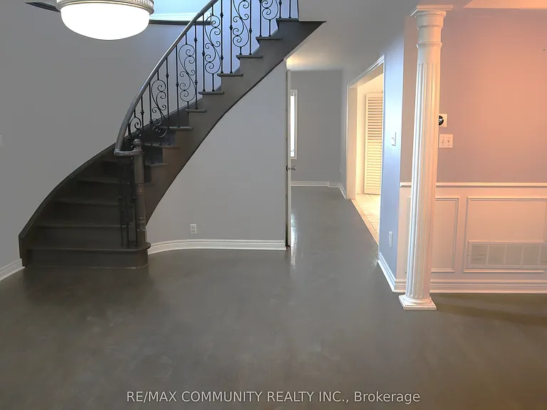 66 Coolspring Cres — Photo 2