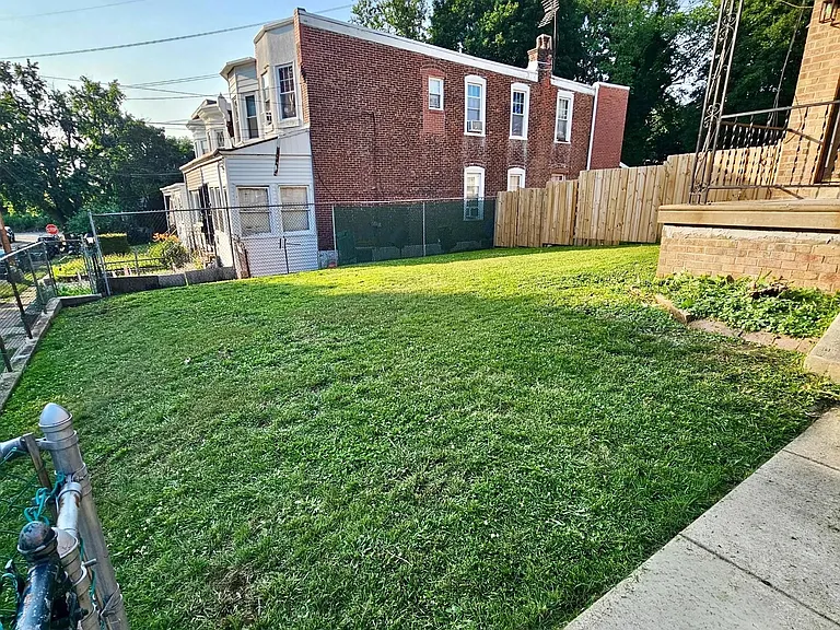 1030 Lawrence Ave — Photo 16