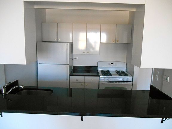 5th image of 200 E 72nd St APT 32L