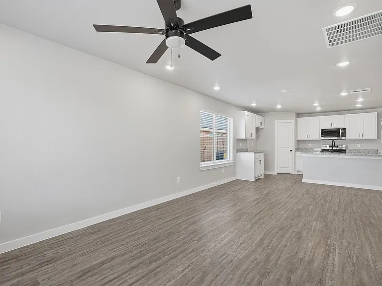 3035 Glennster St — Photo 7