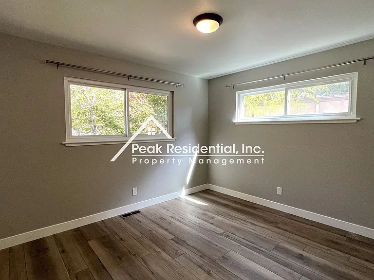 4552 Briarwood Dr — Photo 16
