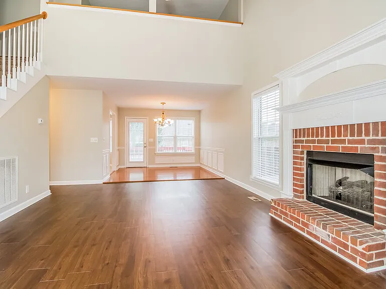 2910 Iona Dr — Photo 3