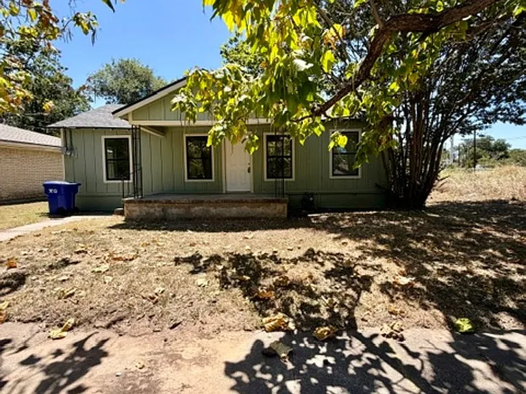 924 Hubert St — Photo 1