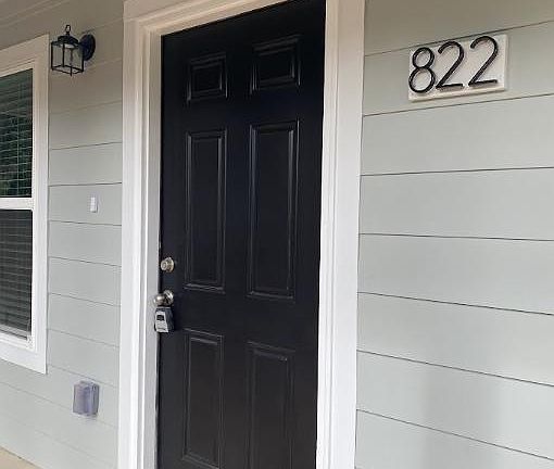 2nd image of 822 E Baars St