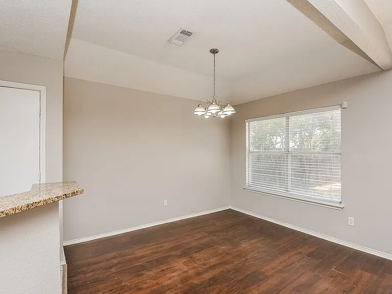 1040 Glencrest Dr — Photo 6