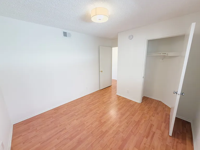 918 W College St #210 — Photo 4
