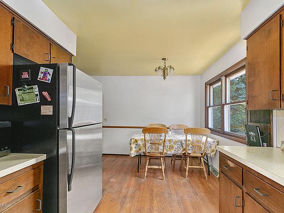 3rd image of 1017 Greenwood St