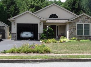 69 Crescent Dr, Manheim, PA 17545