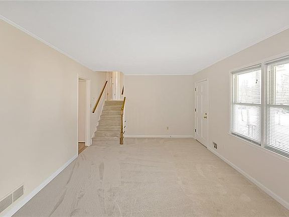 5th image of 2561 Oak Hill Dr