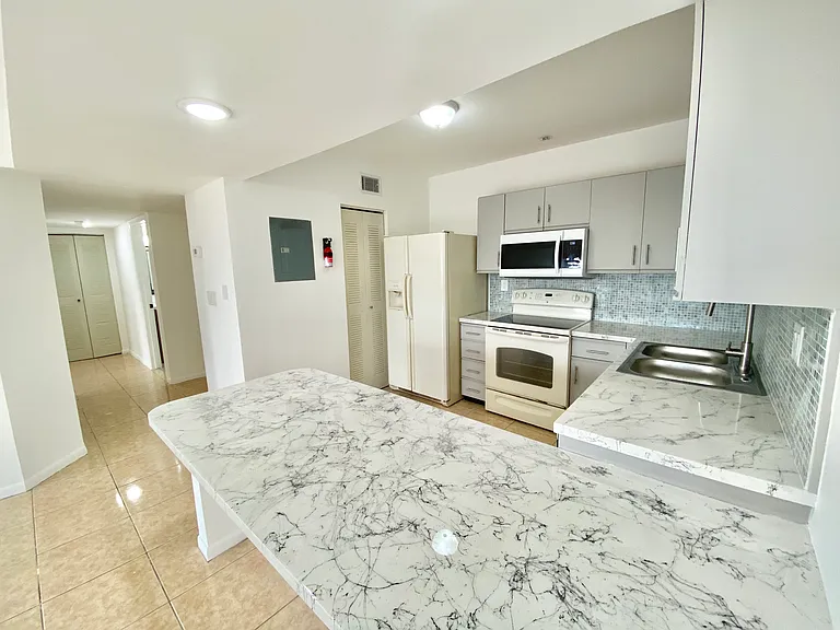 13250 SW 88th Ter N #402 — Photo 2