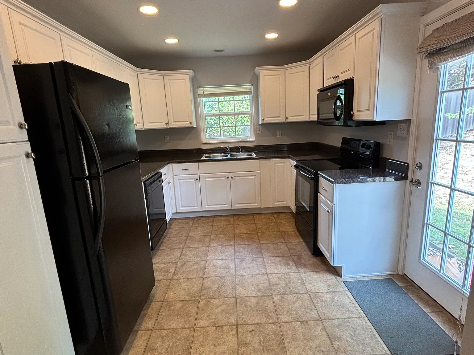 3 bed, 1000 sqft, $2,100 — Photo 4