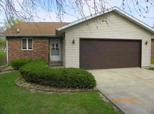 1806 W Winchester Dr, Freeport, IL 61032