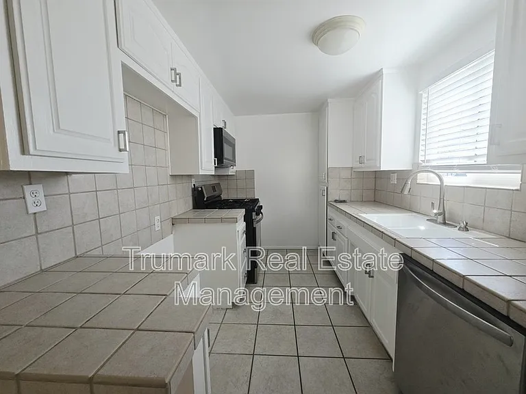 210 W Tujunga Ave #5 — Photo 2