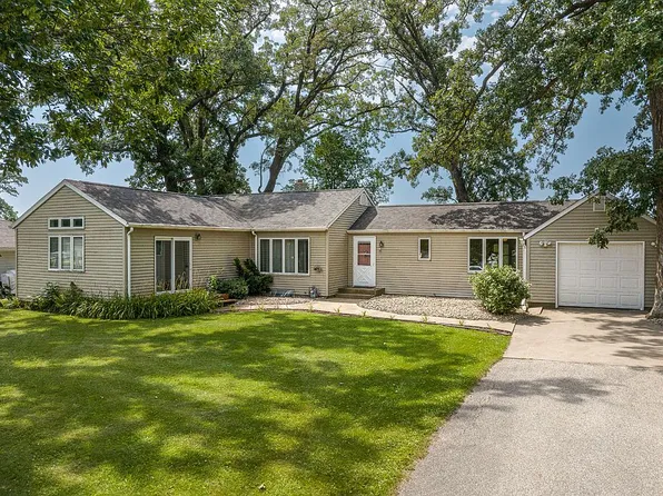 1816 Maple Way, Coggon, IA 52218