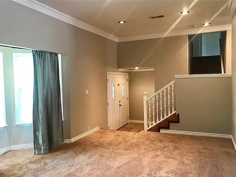 1049 Evergreen Ct — Photo 5