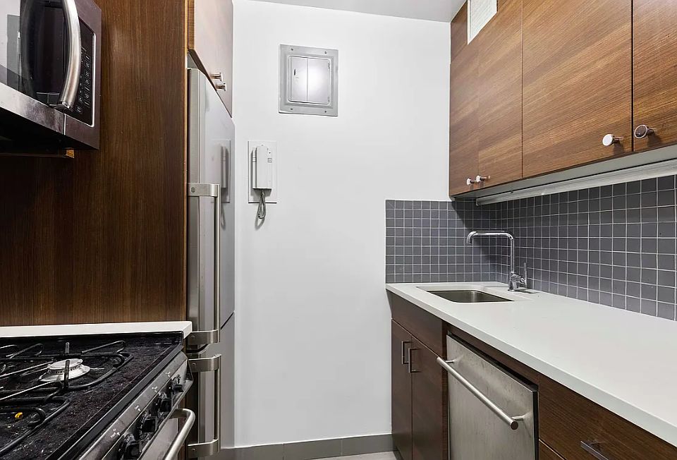 1st image of 300 E 46th St APT 6L