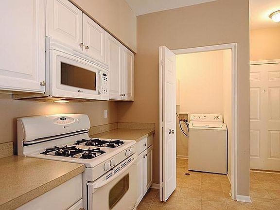 4th image of 1033 E Summerfield Glen Cir
