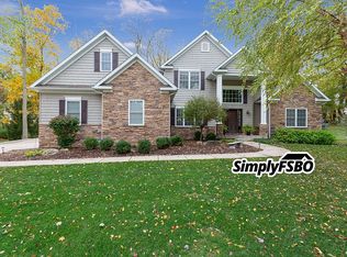 26 Hollows Ct, Le Claire, IA 52753
