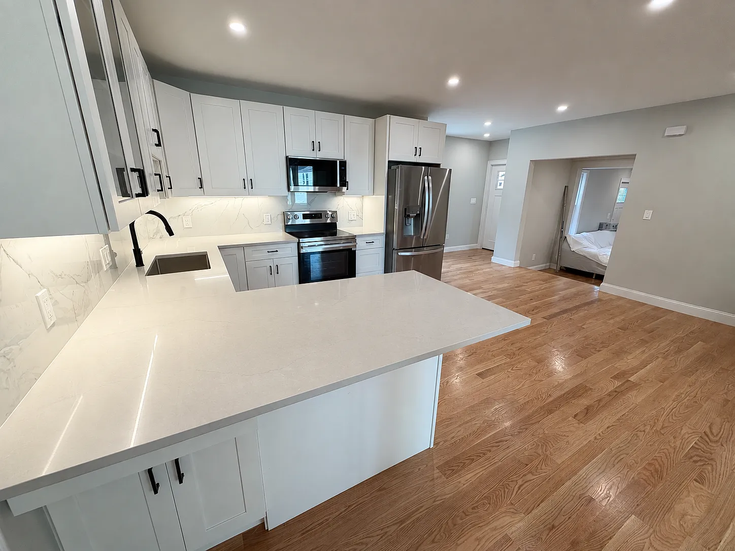 12 bed, 4100 sqft, $21,450 — Photo 1