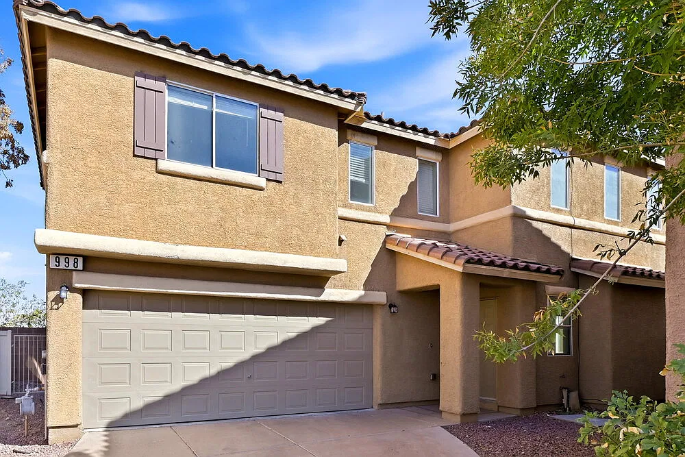 3 bed, 2.5 bath, 1419 sqft, $1,945 — Photo 1