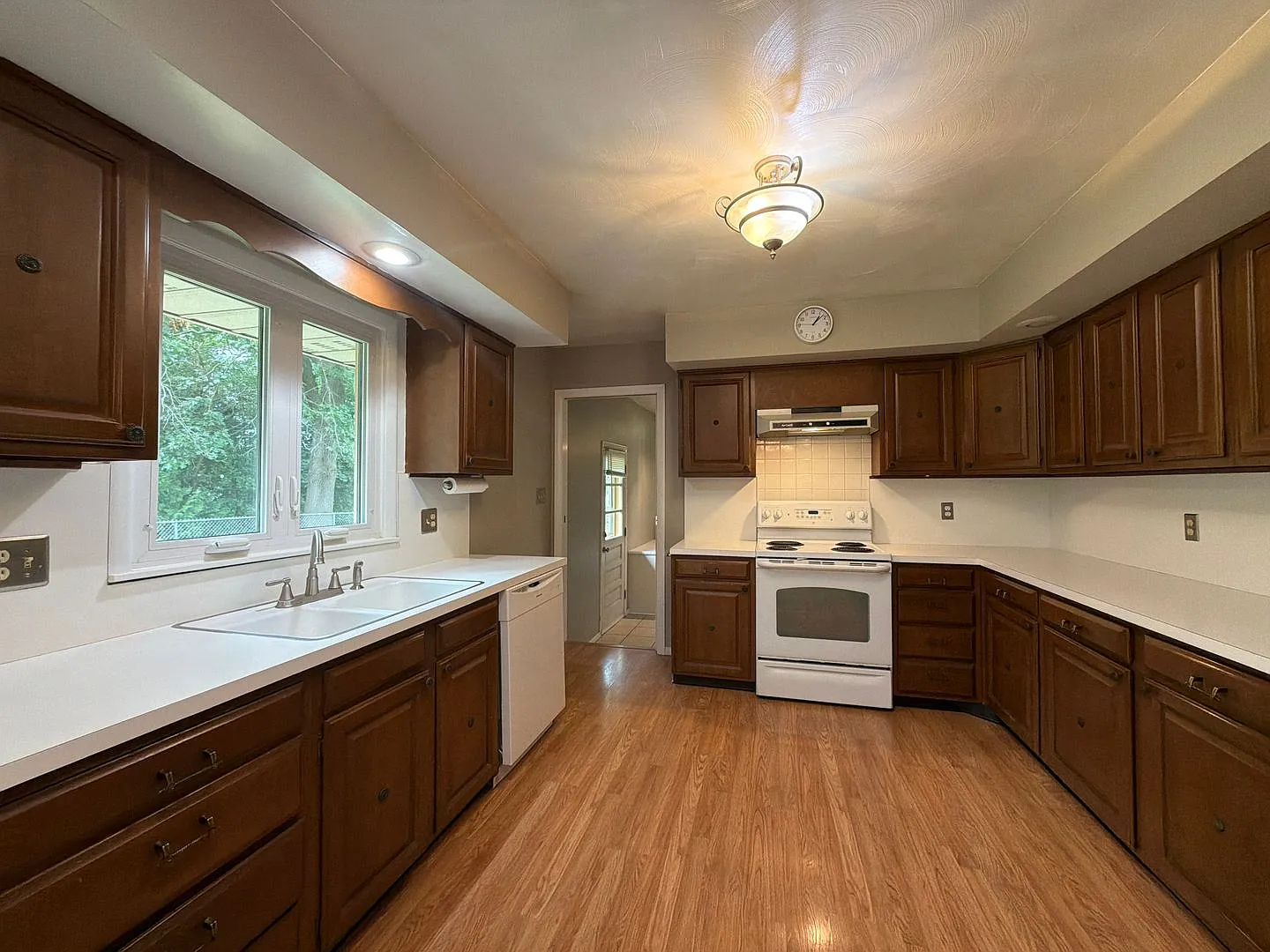 3 Bedroom Ranch with River View! — Photo 4