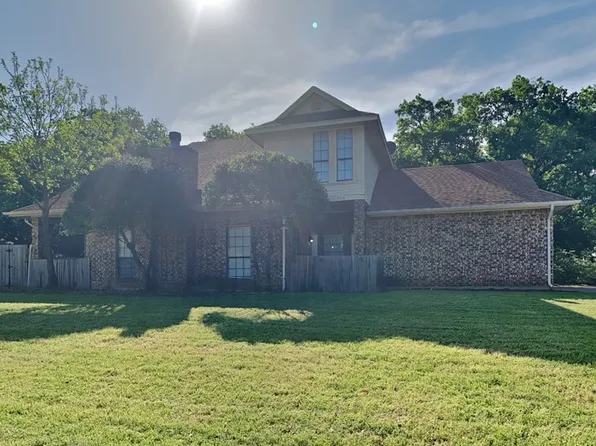 104 NE Timber Ridge Dr, Burleson, TX 76028