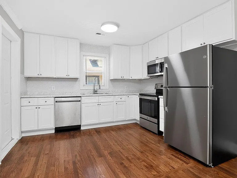 305 Sylvania Ave — Photo 7