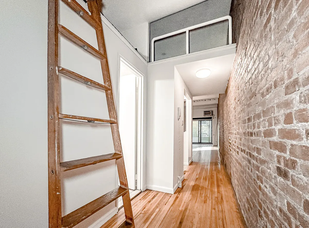 Building Photo - 40 E 12th St #5B
