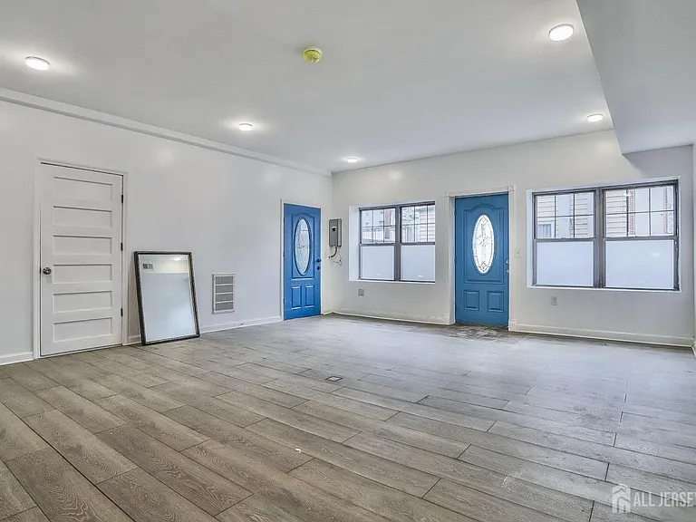 9017 Riverside Pl — Photo 3