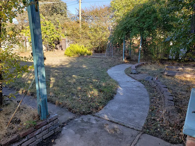 7940 Rosswood Dr — Photo 9