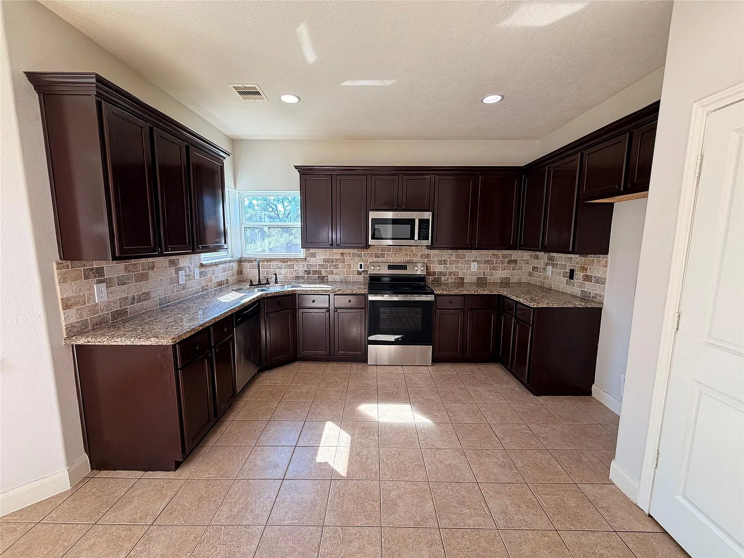 4 bed, 2.0 bath, 1830 sqft, $2,300 — Photo 4