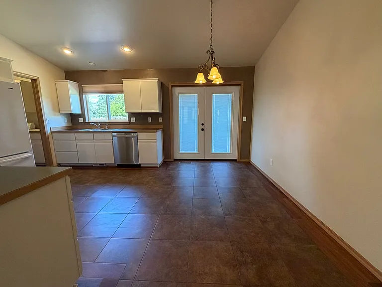 1721 Angela St — Photo 3