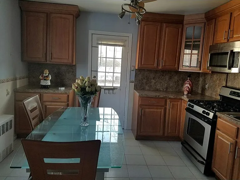 27 Ontario Ave — Photo 3