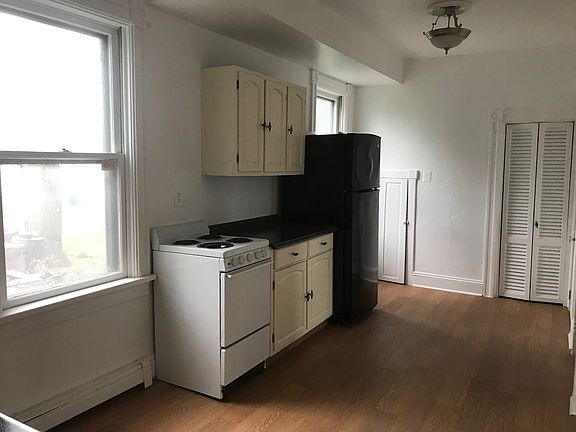 Spacious eat in kitchen with dishwasher